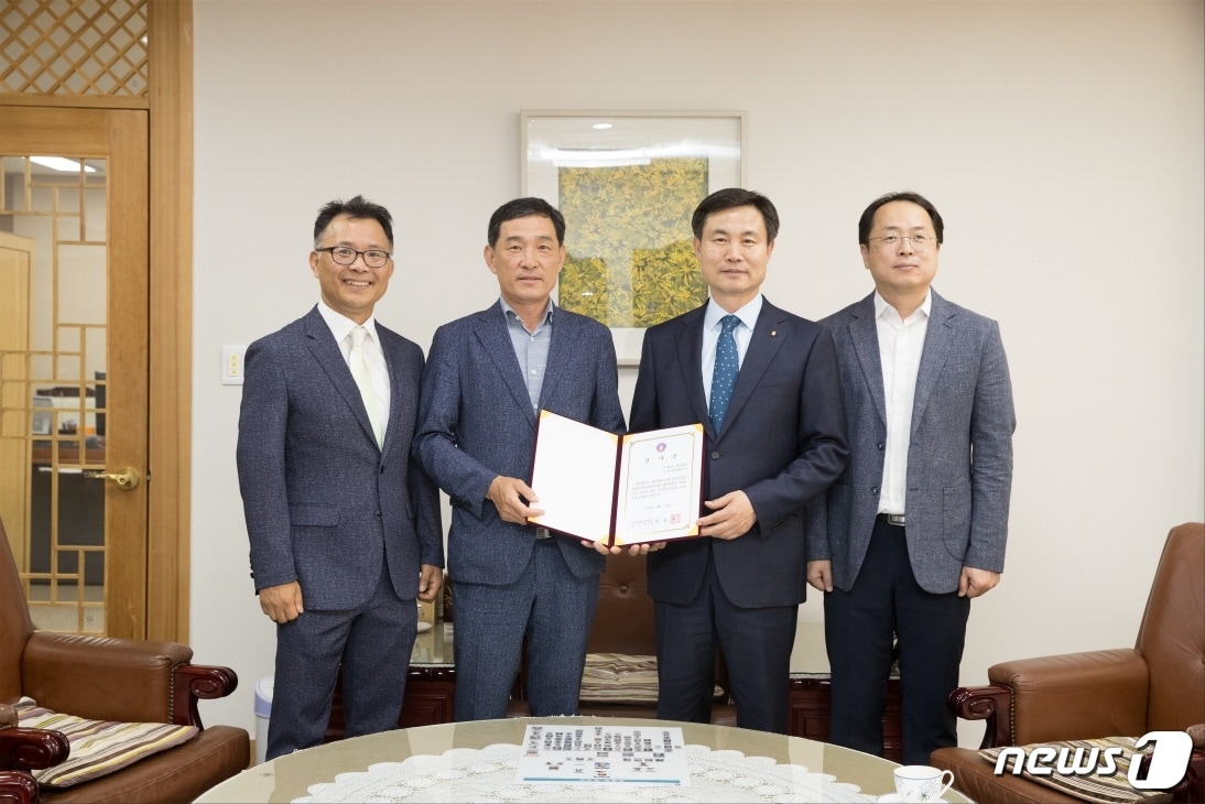 전북지역 목재산업 관련 8개 기업 대표들이 최근 전북대를 방문, 장학금 1060만원을 출연했다.(전북대 제공) /ⓒ 뉴스1