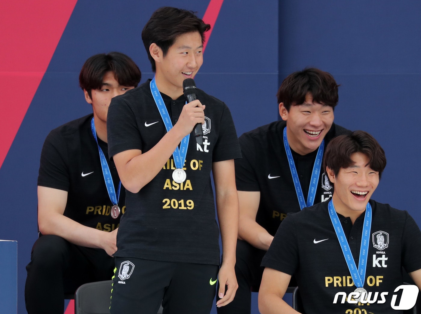 국제축구연맹(FIFA) U-20 월드컵 준우승을 거둔 대한민국 축구대표팀 이강인이 17일 오후 서울 중구 서울광장에서 열린 공식 환영식에서 소감을 말하고 있다./뉴스1 ⓒ News1 이재명 기자