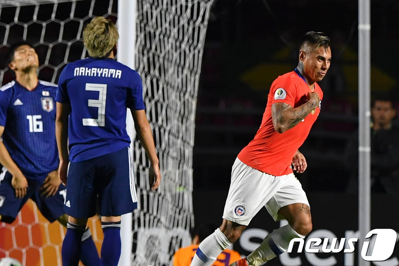 2019 코파아메리카 1차전에서 멀티골을 터뜨린 바르가스(오른쪽)가 세레머니를 하고 있다. ⓒ AFP=뉴스1