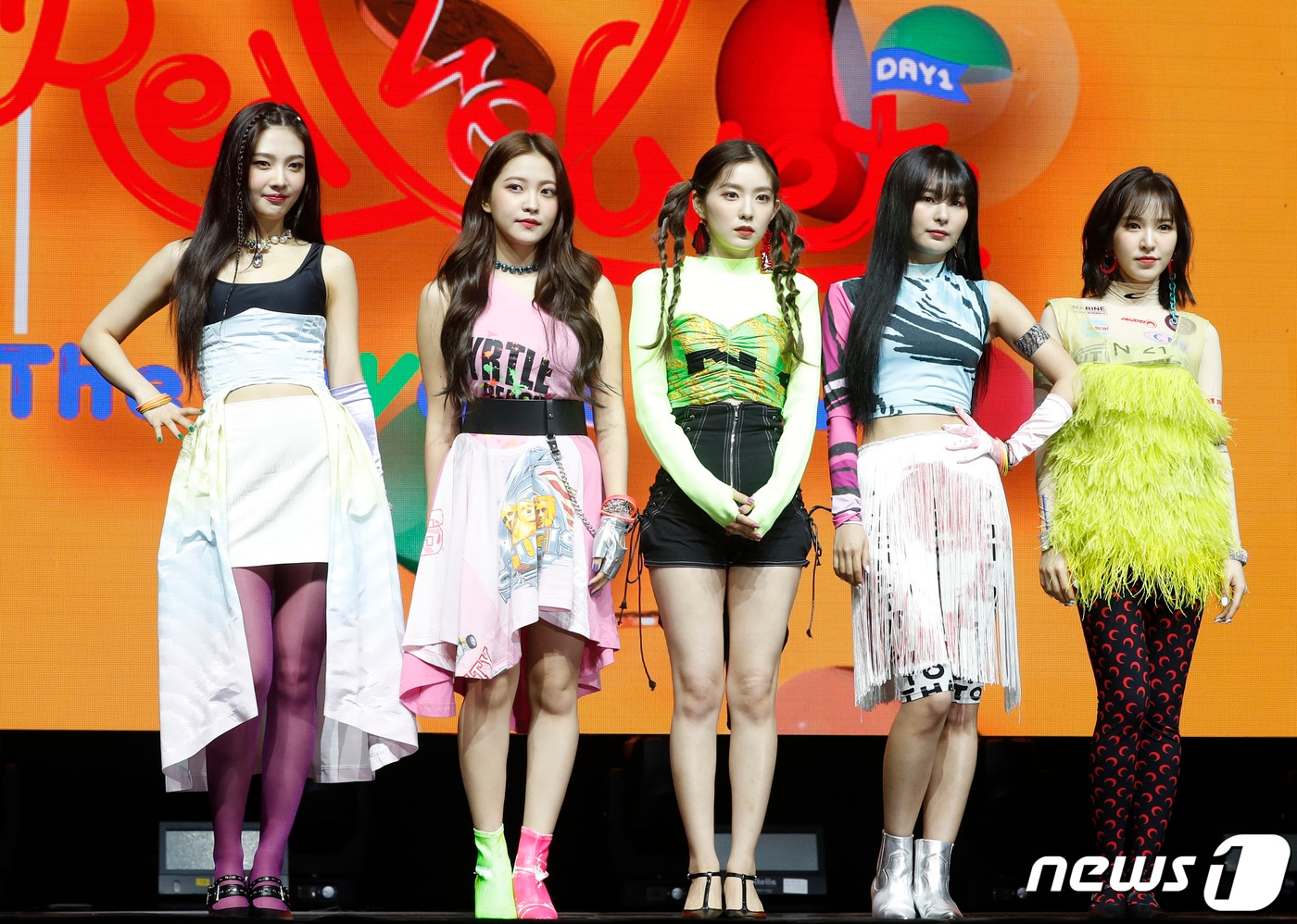 걸그룹 레드벨벳 조이(왼쪽부터), 예리, 아이린, 슬기, 웬디가 19일 서울 용산구 한남동 블루스퀘어에서 열린 새 미니앨범 ''더 리브 페스티벌' 데이 원('The ReVe Festival' Day 1)’ 발매 기념 쇼케이스에 참석해 포즈를 취하고 있다. 이번 레드벨벳의 앨범에는 타이틀곡 ‘짐살라빔(Zimzalabim)’을 비롯해 '써니 사이드 업!(Sunny Side Up!)', ‘밀크셰이크(Milkshake밀크셰이크)’, ‘친구가 아냐 (Bing Bing)’, ‘안녕, 여름 (Parade)’, ‘엘피(LP)’가 수록됐다. 2019.6.19/뉴스1 ⓒ News1 권현진 기자