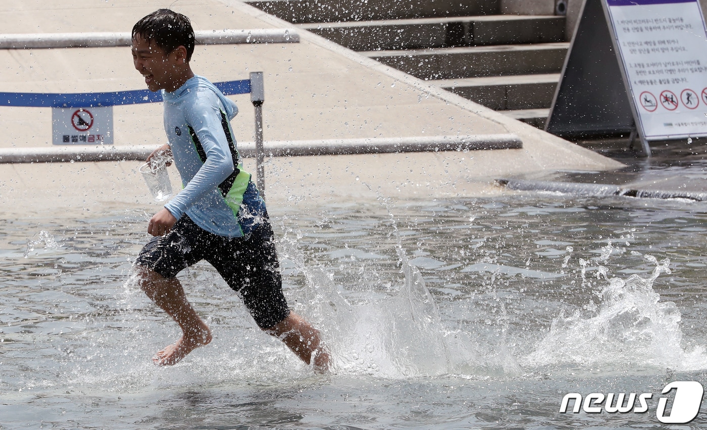 낮 기온이 섭씨 30도에 육박한 2일 서울 여의도 물빛 광장에서 어린이들이 물놀이를 하며 더위를 날려보내고 있다. /뉴스1 ⓒ News1 이종덕 기자