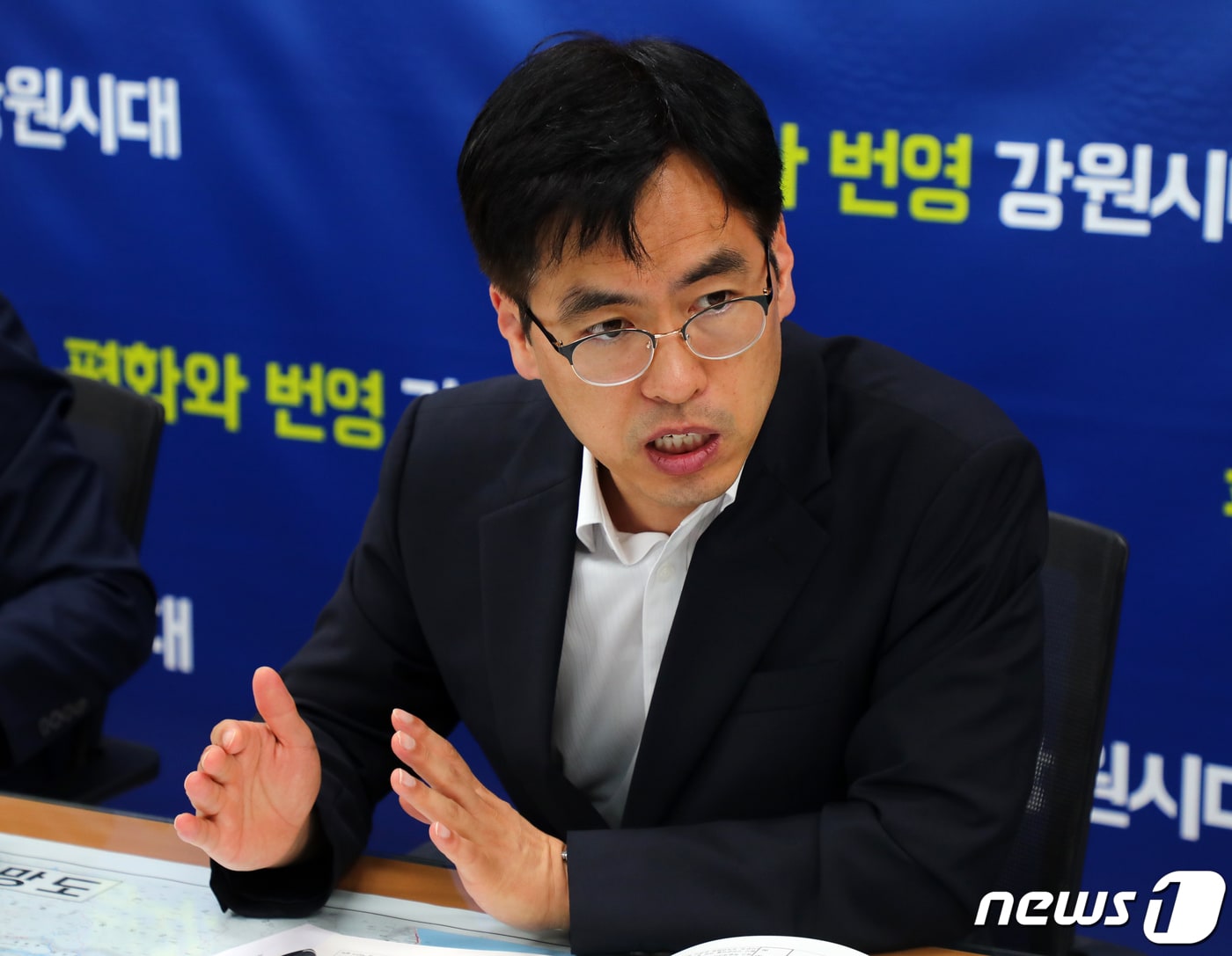 김민재 강원도 기획조정실장이 24일 강원도청 기자실에서 제3회 추경 예산안에 대해 설명하고 있다. 2019.6.24/뉴스1 ⓒ News1 하중천 기자