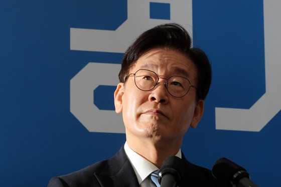 이재명 경기도지사는 기본소득 도입은 시기의 문제일 뿐으로 반드시 도입 될 것이라며 정부를 향해 서둘로 시행할 것을 주문했다. ⓒ News1 