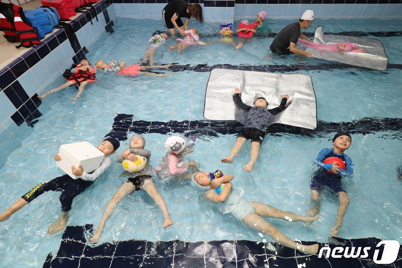 대구 달서구 송현동 문화유치원 수영장에서 유치원생들이 구명조끼를 비롯해 과자봉지, 페트병, 스티로폼 등 주변의 도구를 이용한 생존수영을 배우고 있다. ⓒ News1 DB 공정식 기자
