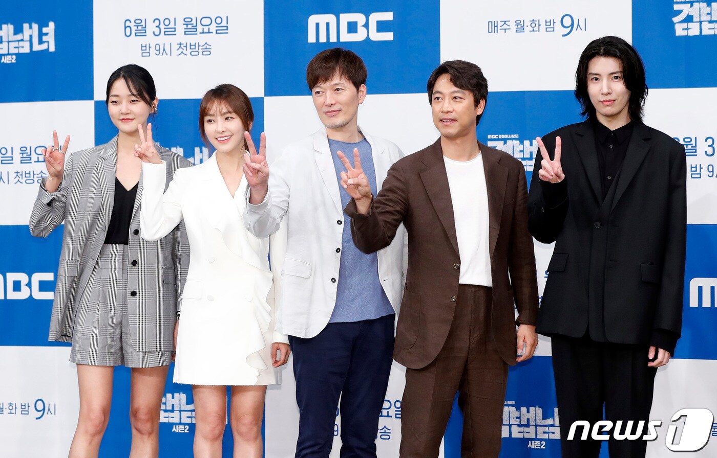 배우 강승현(왼쪽부터), 정유미, 정재영, 오만석, 노민우가 3일 오후 서울 마포구 상암동 MBC골든마우스홀에서 열린 MBC 새 월화드라마 '검법남녀 시즌2' 제작발표회에 참석해 포즈를 취하고 있다. '검법남녀 시즌2'는 MBC의 첫 시즌제 드라마로 진보한 범죄만큼 까칠한 법의학자 백범(정재영 분)과 열혈신참 검사 은솔(정유미 분)의 공조수사를 그린 작품이다, 2019.6.3/뉴스1 ⓒ News1 권현진 기자