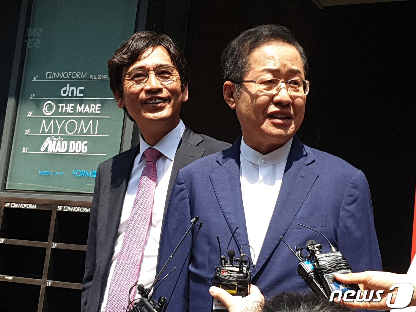 진보 보수 상징적 인물 중 한명인 유시민 노무현재단 이사장(왼쪽)과 홍준표 전 자유한국당 대표가 2019년 6월 3일 유튜브 토론 '홍카레오(홍카콜라+알릴레오)' 녹화를 위한 서울 강남구의 한 스튜디오 앞에서 취재진의 질문에 답하고 있다. 2019.6.3/뉴스1 ⓒ News1 DB