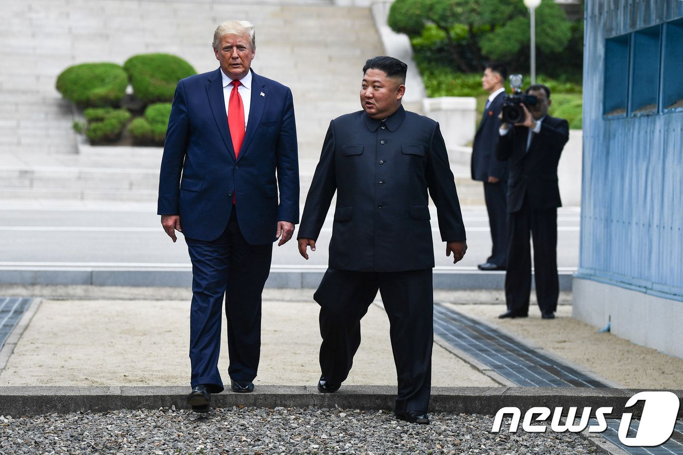 도널드 트럼프 미국 대통령과 김정은 북한 국무위원장이 30일 오후 판문점에서 만났다. ⓒAFP=뉴스1