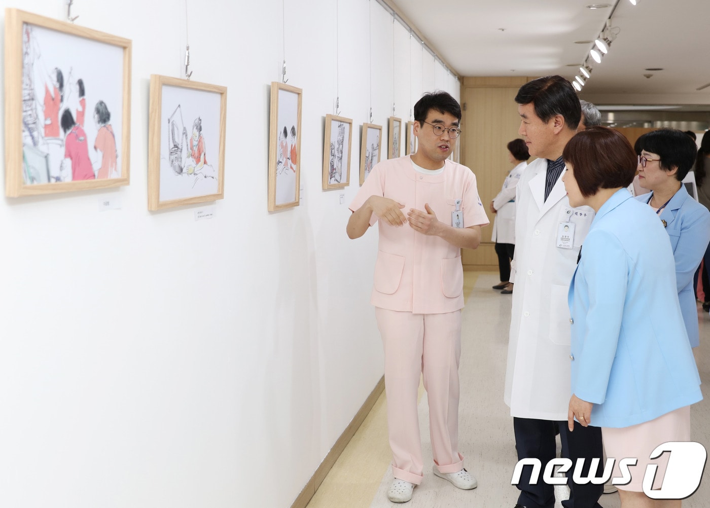 길병원 오영준 간호사가 김양우 원장에게 웹툰을 설명하고 있다.(길병원제공)ⓒ 뉴스1