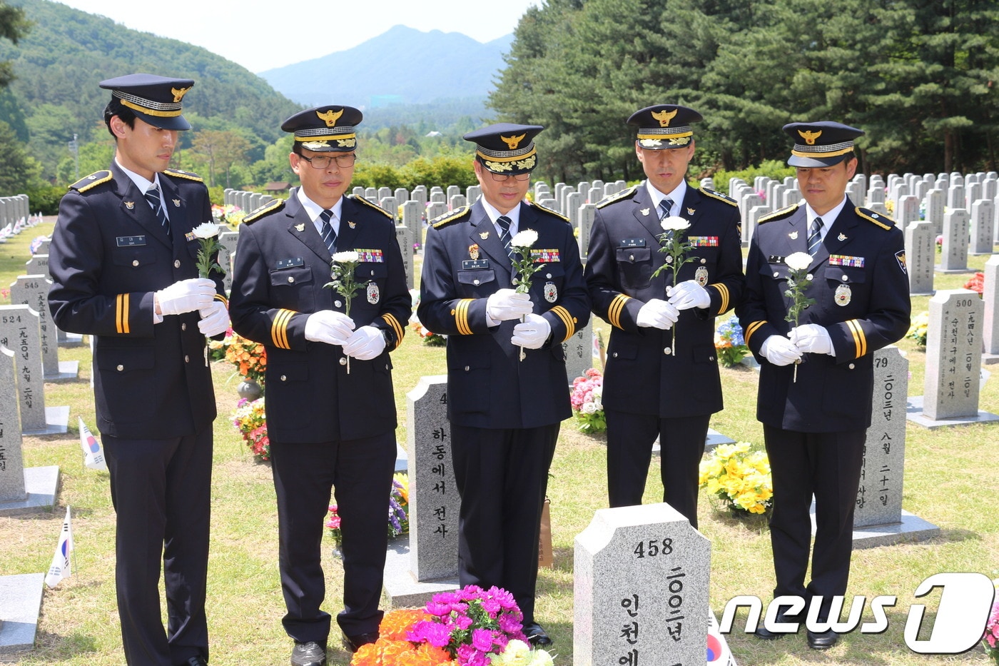 경기남부지방경찰청이 4일 호국보훈의 달을 맞아 대전 국립현충원에서 선배 경찰관들을 기리기 위한 참배행사를 가졌다.(경기남부지방경찰청 제공)ⓒ 뉴스1