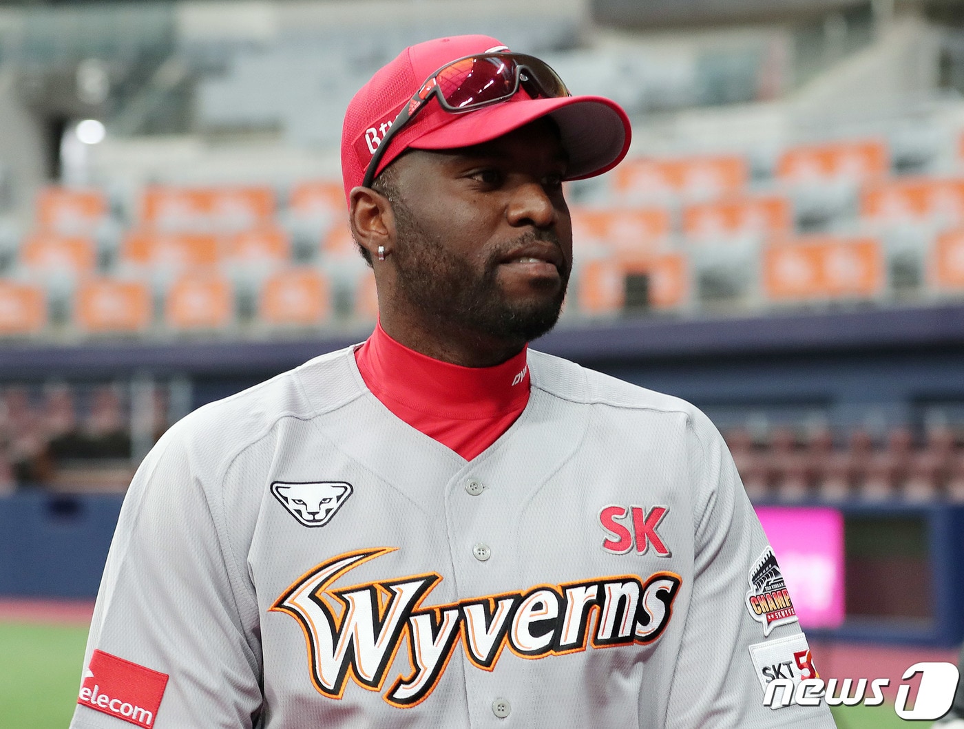 SK 와이번스 유니폼을 입은 헨리 소사가 5일 오후 서울 구로구 고척스카이돔을 걷고 있다. 헨리 소사는 계약금 35만 달러, 연봉 17만 달러, 총액 52만 달러로 SK와이번스와 계약을 맺었다. 2019.6.5./뉴스1 ⓒ News1 이재명 기자