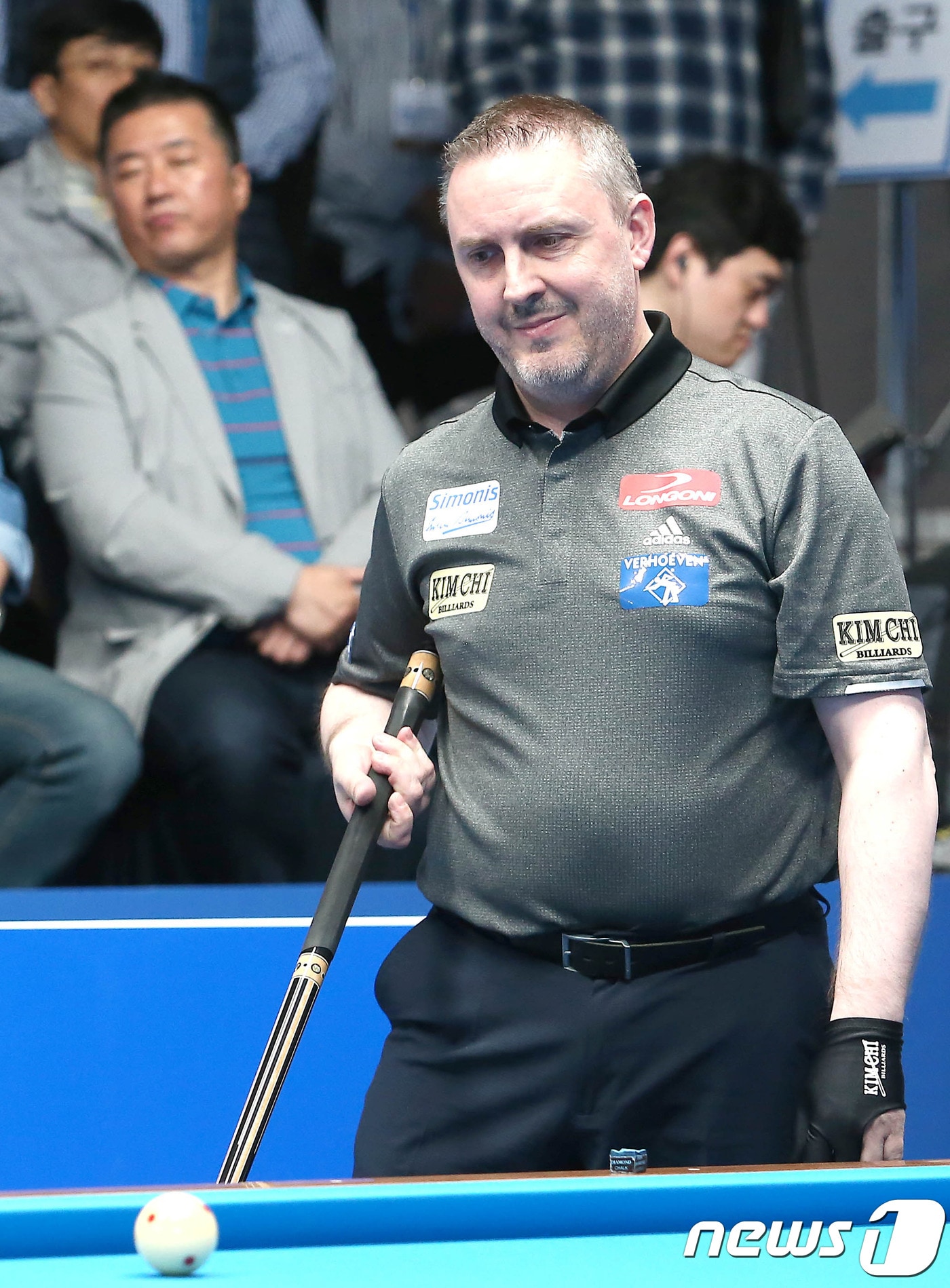 강력한 우승후보 프레데릭 쿠드롱(벨기에)가 5일 밤 경기도 고양 엠블호텔 특설경기장에서 열린 프로당구(PBA) 투어 개막전 파나소닉오픈 16강에서 오성욱에게 세트 스코어 1-3으로 패해 탈락했다. (PBA투어 제공) ⓒ 뉴스1