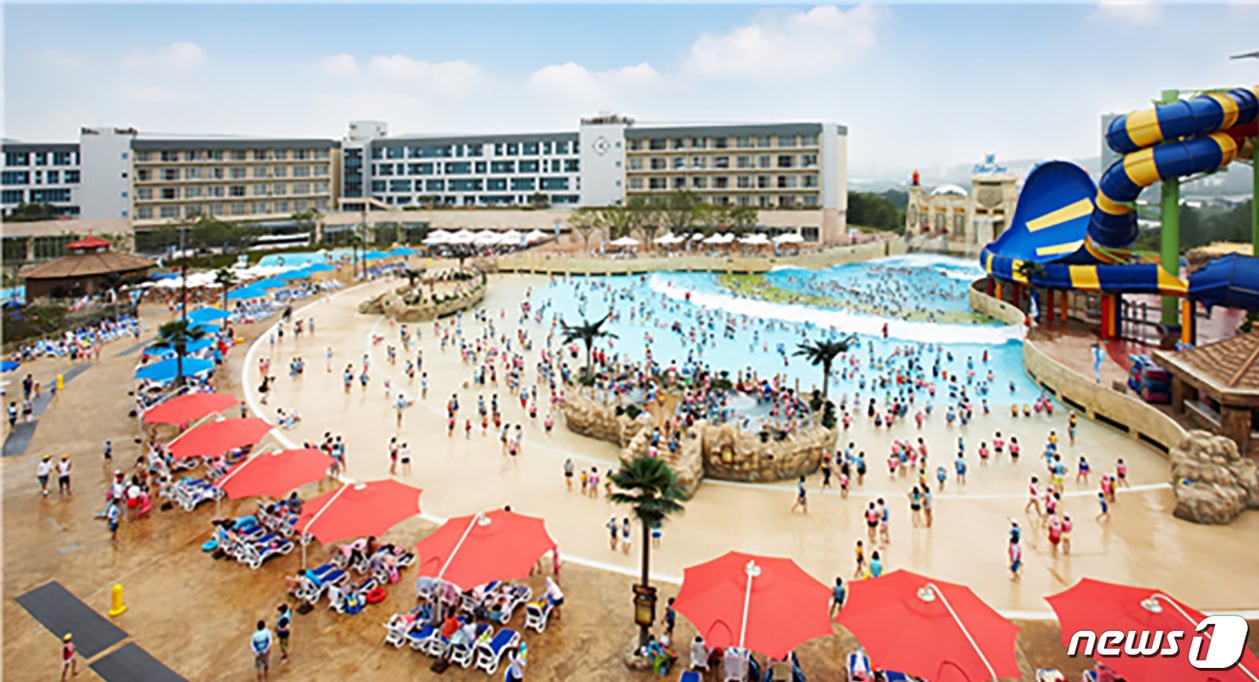 6일 때이른 무더위가 극성을 부리자 경북 도내 최대 물놀이 시설인 경주시 블루원 리조트가 조기 개장했다.(블루원리조트 워터파크)ⓒ 뉴스1