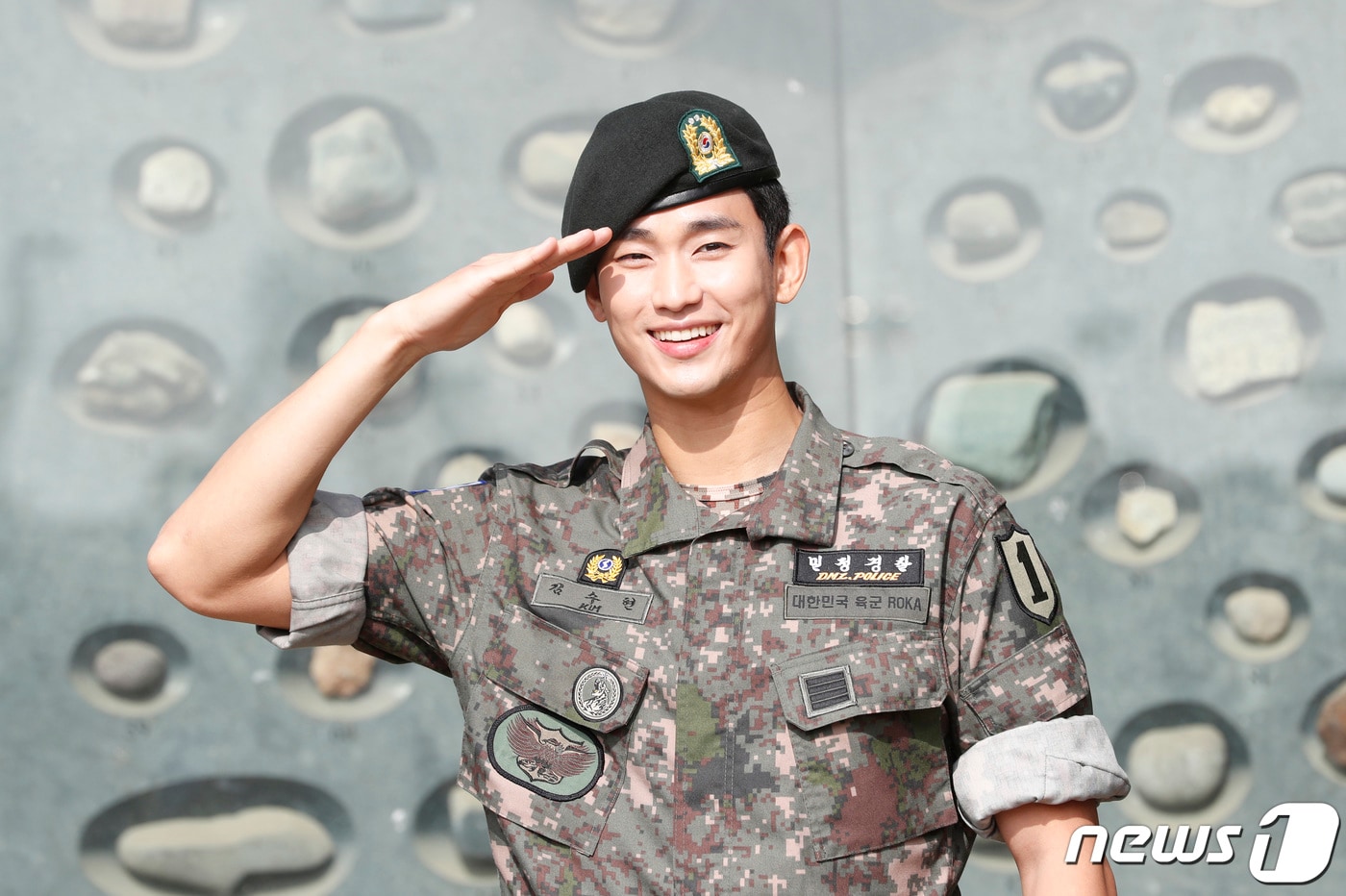 배우 김수현이 1일 오전 경기도 파주시 임진각 평화의 종 앞에서 군 복무를 마치고 전역인사를 하고 있다. 지난 2017년 10월 입대한 김수현은 어린 시절 앓아온 심장 질환으로 첫 징병검사 당시 4급 공익근무요원 판정을 받았지만 꾸준한 건강관리로 현역으로 입대해 최전방 부대인 1사단 수색대대에서 군 복무를 했다. 특히 김수현은 부대 내 TOP팀 및 특급전사로 선정돼 모범적인 생활로 군복무를 마쳤다. 2019.7.1/뉴스1 ⓒ News1 권현진 기자