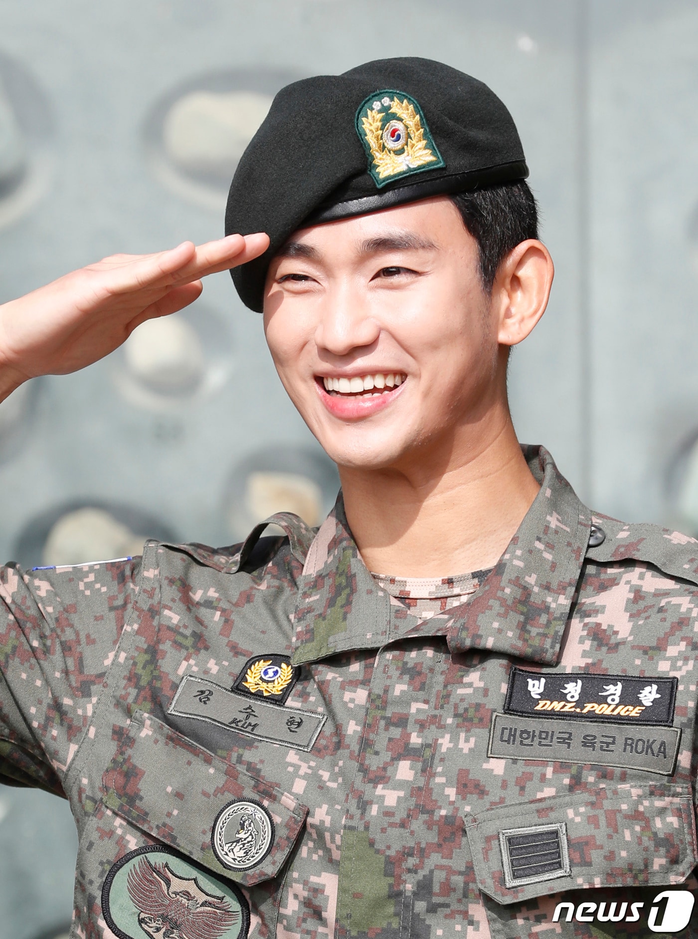 배우 김수현이 1일 오전 경기도 파주시 임진각 평화의 종 앞에서 군 복무를 마치고 전역인사를 하고 있다. 지난 2017년 10월 입대한 김수현은 어린 시절 앓아온 심장 질환으로 첫 징병검사 당시 4급 공익근무요원 판정을 받았지만 꾸준한 건강관리로 현역으로 입대해 최전방 부대인 1사단 수색대대에서 군 복무를 했다. 특히 김수현은 부대 내 TOP팀 및 특급전사로 선정돼 모범적인 생활로 군복무를 마쳤다. 2019.7.1/뉴스1 ⓒ News1 권현진 기자