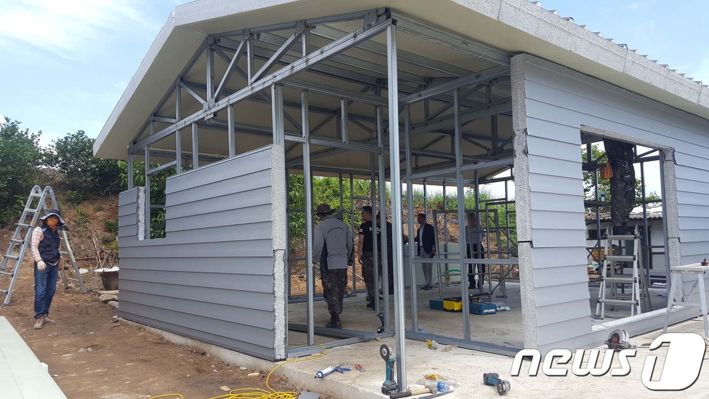 전북 고창군과 월남참전자 전우회 고창지회, 전북 서부보훈지청, 육군 35사단 등이 화마로 피해를 입은 월남전참전용사 주택을 신축하고 있다. /ⓒ 뉴스1