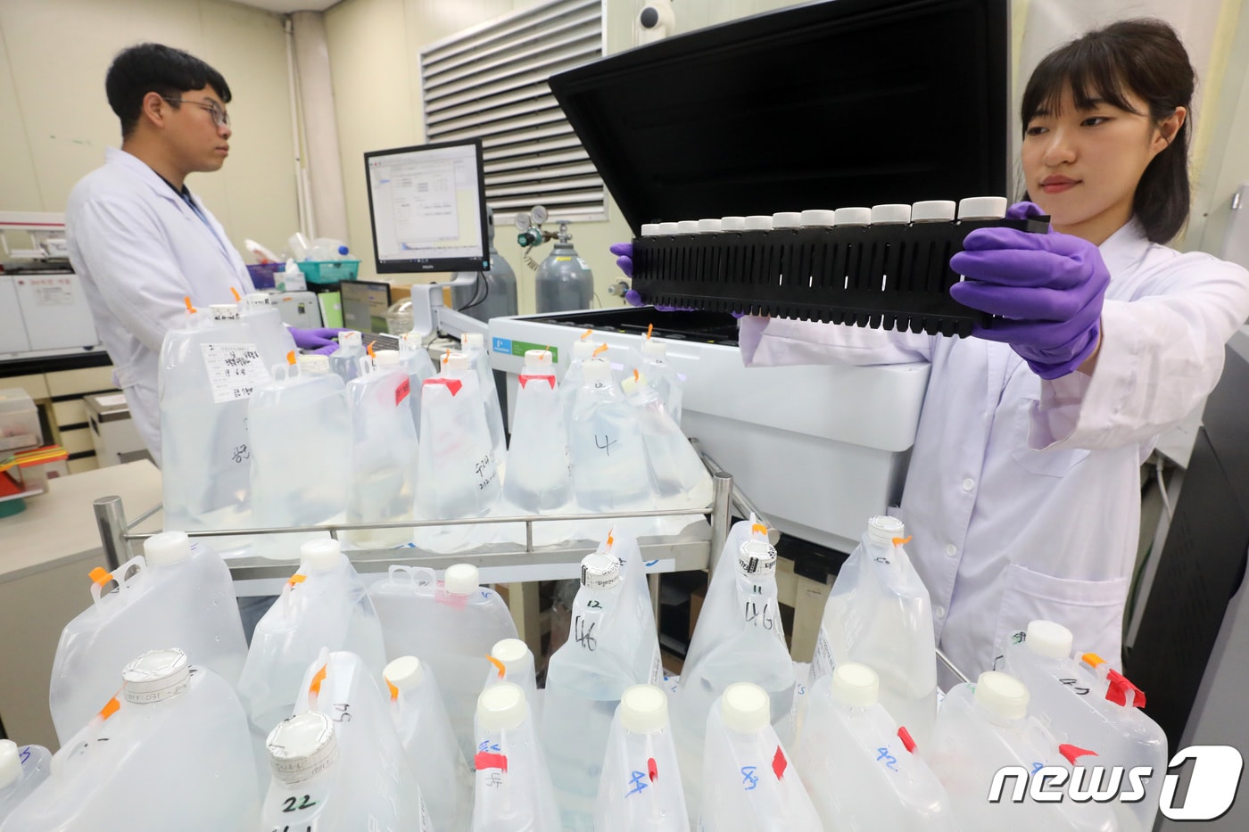 11일 오후 경기도 수원시 장안구 경기도보건환경연구원에서 관계자들이 지하수를 사용하는 도내 소규모 수도시설에서 채수한 시료를 대상으로 자연방사성물질 검사를 하고 있다. 2019.7.11/뉴스1 ⓒ News1 조태형 기자