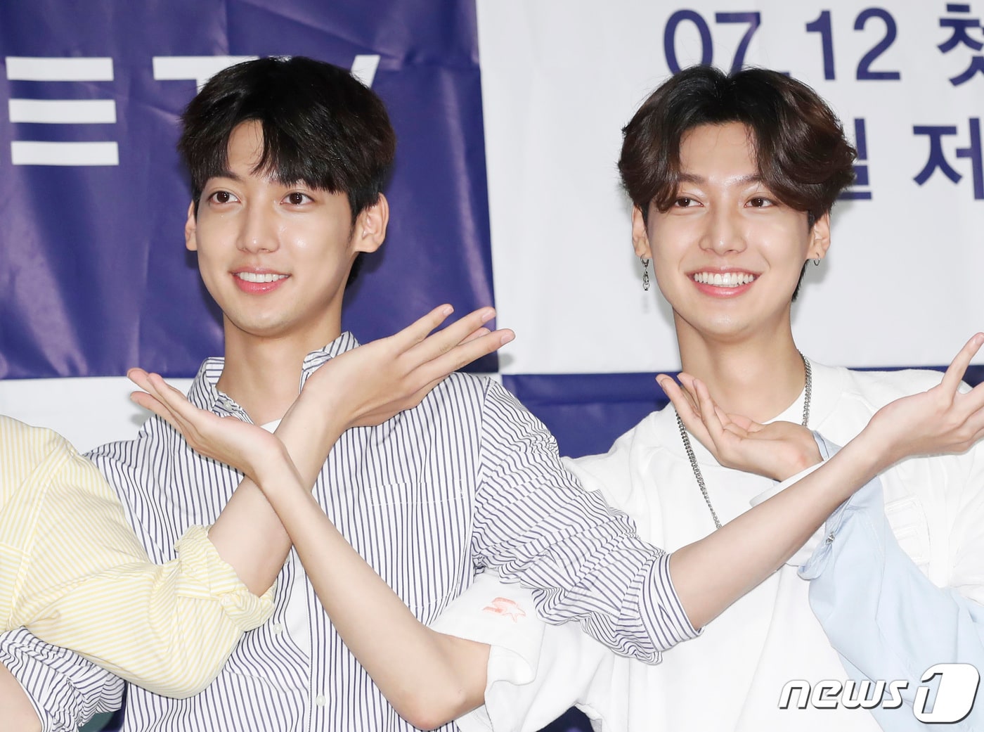 조영민, 조광민 형제가 12일 오후 서울 베스트웨스턴 프리미어 서울가든호텔에서 열린 '예쁘장한 구오즈' 제작발표회에 참석해 포즈를 취하고 있다. ‘예쁘장한 구오즈’는 예쁘게 생긴 남자 아이돌 95년생 동갑내기들의 우정과 고민을 그린 청년 공감 프로젝트다. 2019.7.12/뉴스1 ⓒ News1 권현진 기자