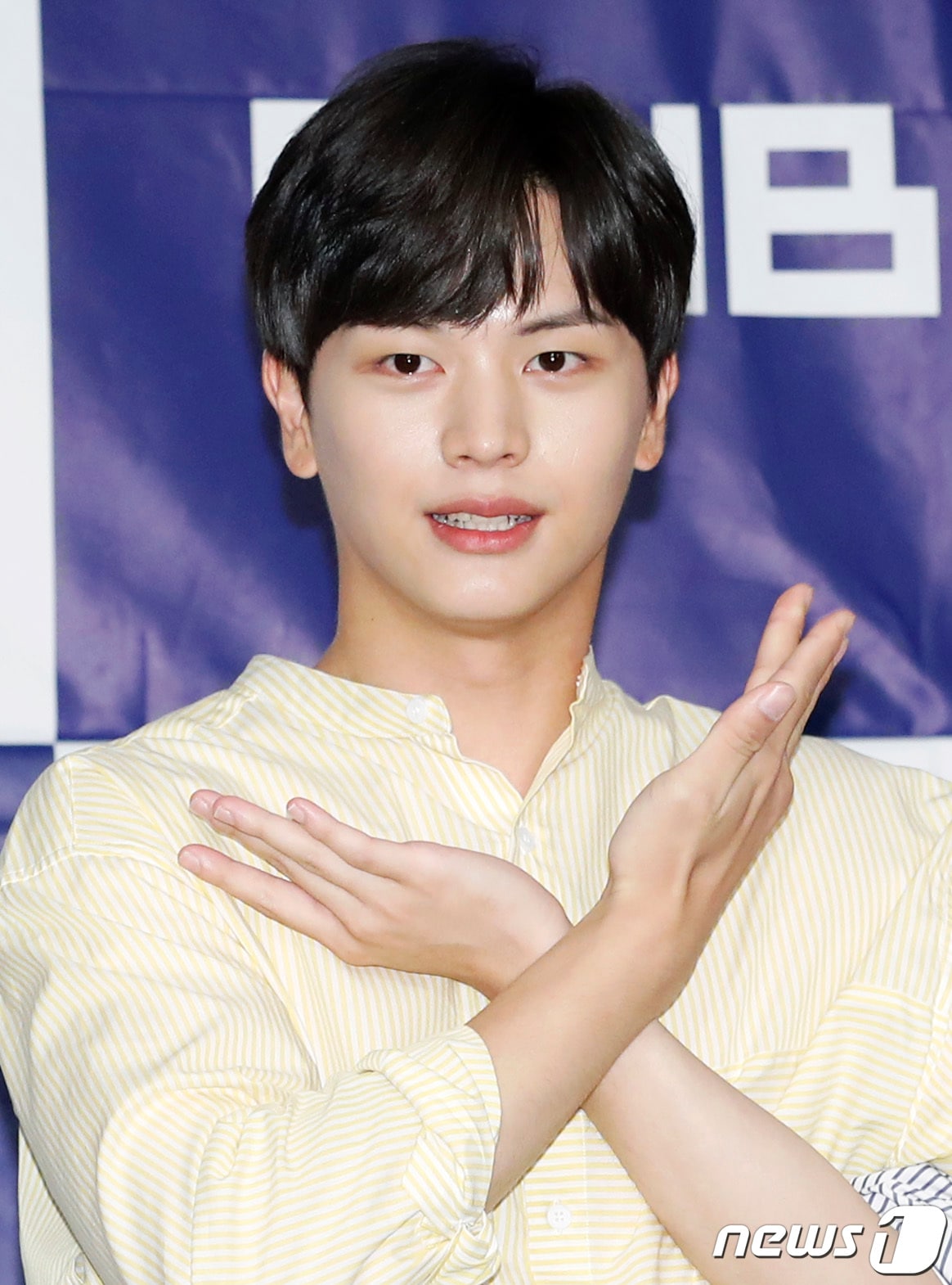 비투비 육성재가 12일 오후 서울 베스트웨스턴 프리미어 서울가든호텔에서 열린 '예쁘장한 구오즈' 제작발표회에 참석해 포즈를 취하고 있다. ‘예쁘장한 구오즈’는 예쁘게 생긴 남자 아이돌 95년생 동갑내기들의 우정과 고민을 그린 청년 공감 프로젝트다. 2019.7.12/뉴스1 ⓒ News1 권현진 기자