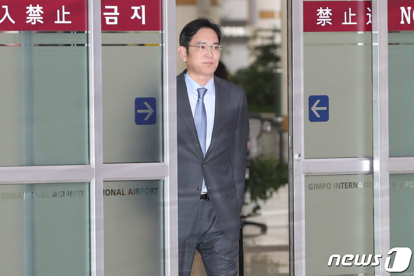 이재용 삼성전자 부회장이 일본 출장을 마치고 지난 12일 서울 강서구 김포국제공항에 도착하고 있다. 2019.7.12/뉴스1 ⓒ News1 허경 기자