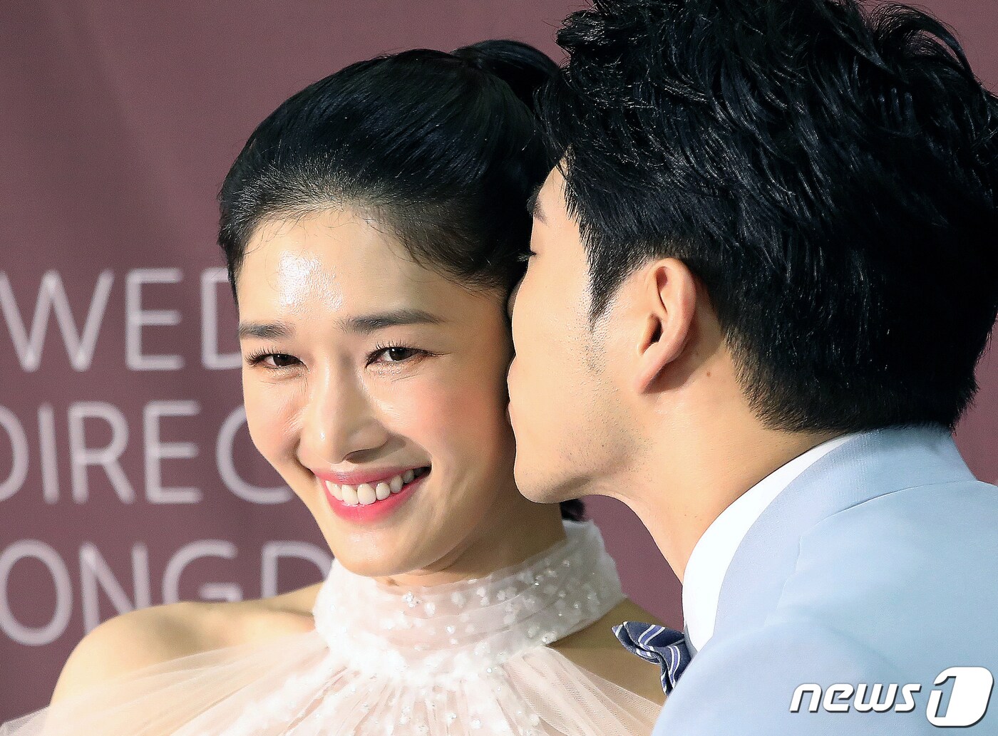 배우 선우선과 무술감독 겸 배우 이수민이 14일 오후 서울 강남구 논현동 뉴힐탑호텔에서 열리는 결혼식에 앞서 기자회견을 열고 포즈를 취하고 있다. 2019.7.14/뉴스1 ⓒ News1 구윤성 기자