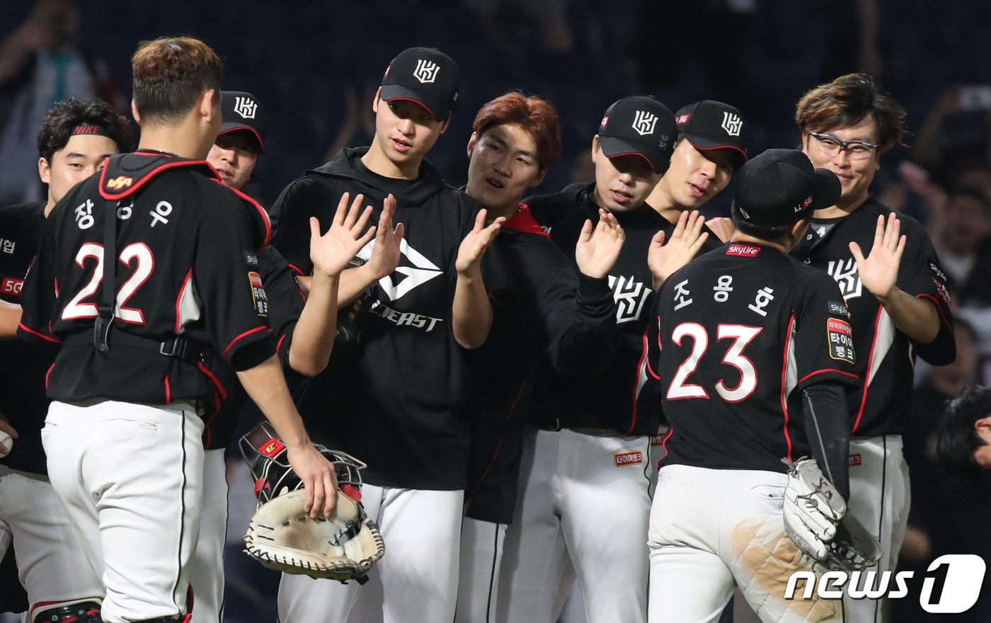 14일 오후 경남 창원NC파크 마산구장에서 열린 프로야구 2019 신한은행 마이카 KBO리그 KT 위즈와 NC 다이노스 경기에서 4 대 1로 승리를 거둔 KT 위즈 선수들이 기쁨을 나누고 있다. 2019.7.14/뉴스1 ⓒ News1 여주연 기자