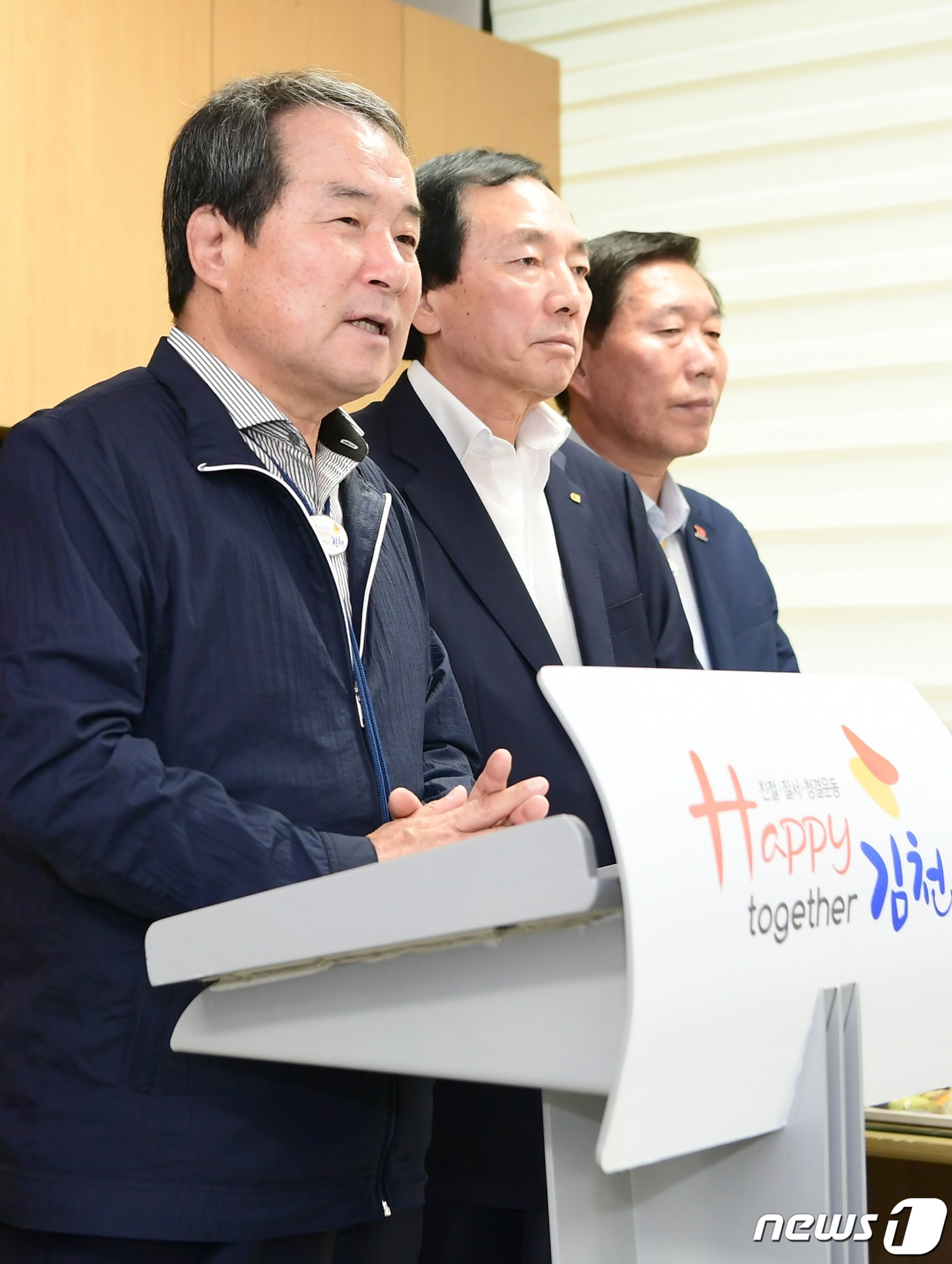 김충섭 경북 김천시장(왼쪽 첫번째)이 15일 2020년 경북도민체전 김천 개최 번복과 관련 성명서를 발표하고 있다. 김 시장은 도 체육회에 "이사회 회의록을 공개하라"고 요구했다.(김천시제공)2019.7.15 /뉴스1 ⓒ News1
