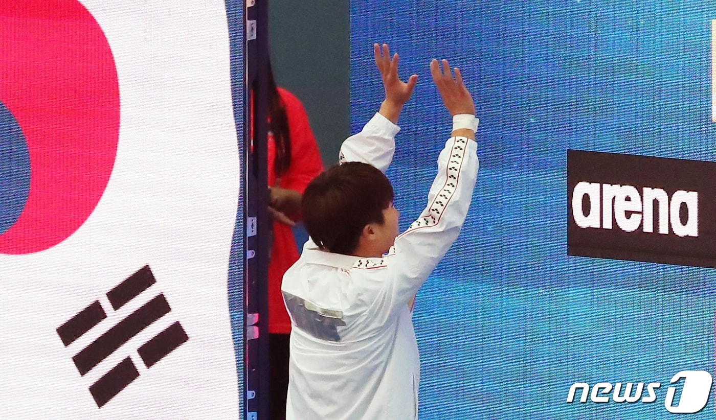 '2019 광주 세계수영선수권대회' 다이빙 남자 1m 스프링보드 결승에 은색테이프가 붙은 트레이닝복을 입고 입장하는 우하람. /뉴스1 ⓒ News1 황기선 기자