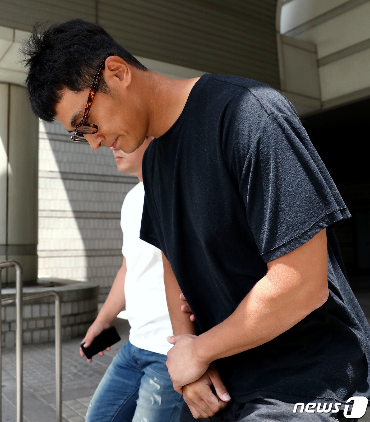 필로폰 등 마약투약 혐의로 집행유예를 선고받은 배우 정석원(34)이 19일 오전 서울 서초동 서울고등법원에서 열린 마약류관리에관한법률위반(마약) 등 항소심 첫 공판을 마친 뒤 법원을 나서고 있다. 정씨는 지난해 10월 마약류 관리에 관한 법률 위반 등 혐의로 징역 10개월에 집행유예 2년을 선고 받았었다. 2019.7.19/뉴스1 ⓒ News1 박정호 기자