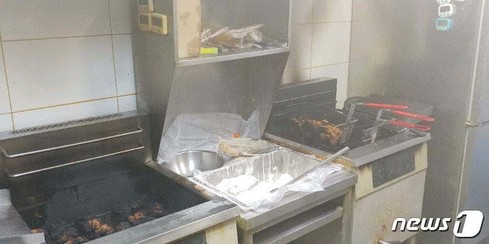 19일 오전 10시29분쯤 부산 동구 초량동의 한 프랜차이즈 햄버거 가게에서 불이 나 약 5분만에 진화됐다. 가게 주방 내부가 불에 그을린 모습.(부산지방경찰청 제공) /ⓒ 뉴스1