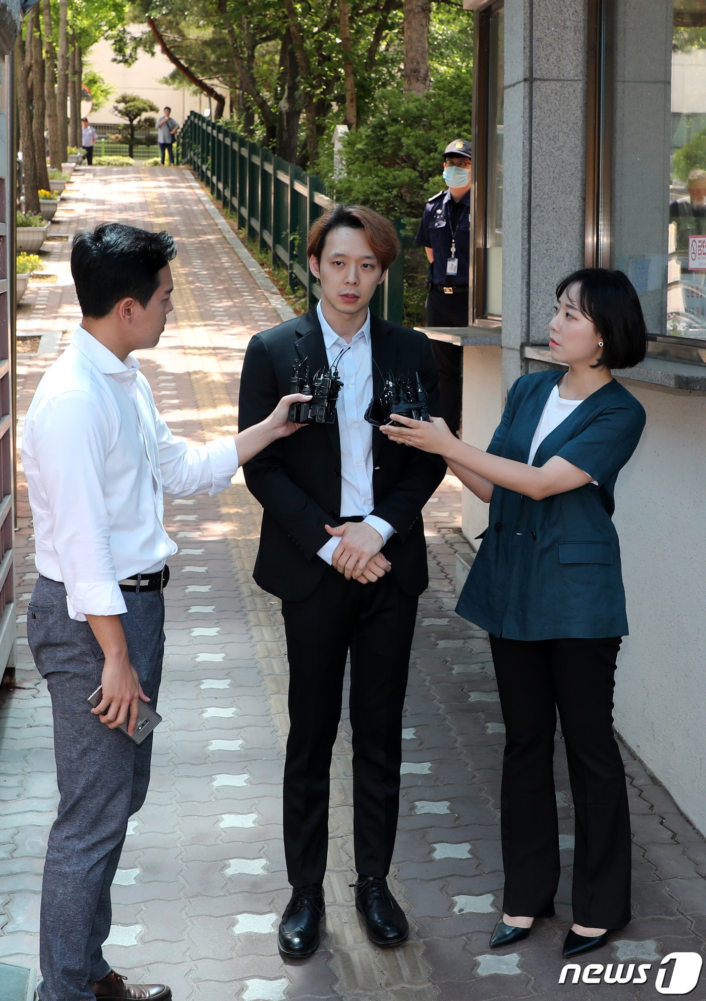 마약 투약혐의로 구속기소된 가수 겸 배우 박유천 씨가 2일 오전 법원으로부터 징역 10월에 집행유예 2년을 선고받고 경기도 수원시 팔달구 수원구치소를 나서던 중 입장을 밝히고 있다. 2019.7.2/뉴스1 ⓒ News1 조태형 기자