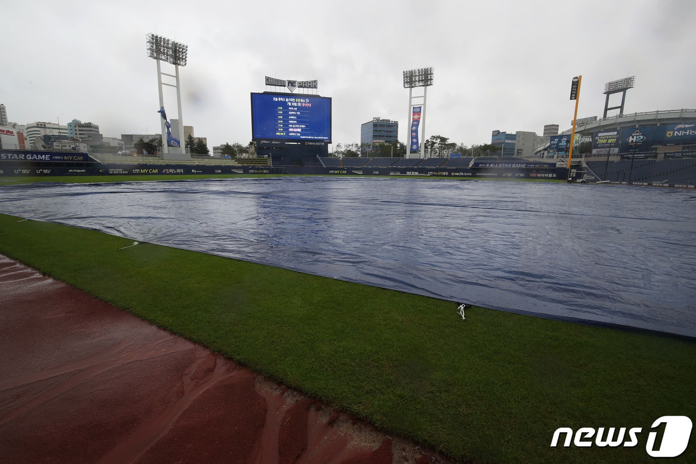20일 경남 창원시 마산회원구 창원NC파크 경기장이 태풍 5호 '다나스'의 영향으로 인해 방수포로 덮혀있다. 전날 비로 한차례 취소된 퓨처스 올스타전은 이날 내리는 비로 완전히 취소됐다. 2019.7.20/뉴스1 ⓒ News1 여주연 기자