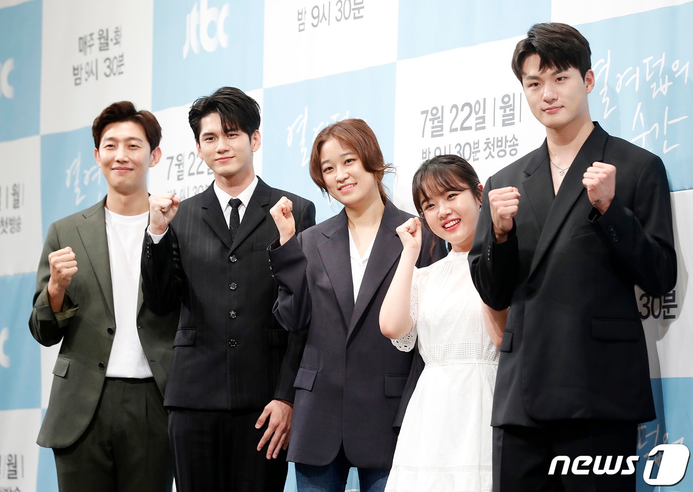 배우 강기영(왼쪽부터), 옹성우, 심나연 PD, 김향기, 신승호가 22일 오후 서울 강남구 논현동 임피리얼팰리스에서 열린 JTBC 월화드라마 '열여덟의 순간'(극본 윤경아) 제작발표회 참석해 포즈를 취하고 있다. '열여덟의 순간'은 위태롭고 미숙한 'Pre-청춘'들의 세상을 있는 그대로 들여다보는 감성 청춘 드라마이다. 2019.7.22/뉴스1 ⓒ News1 권현진 기자