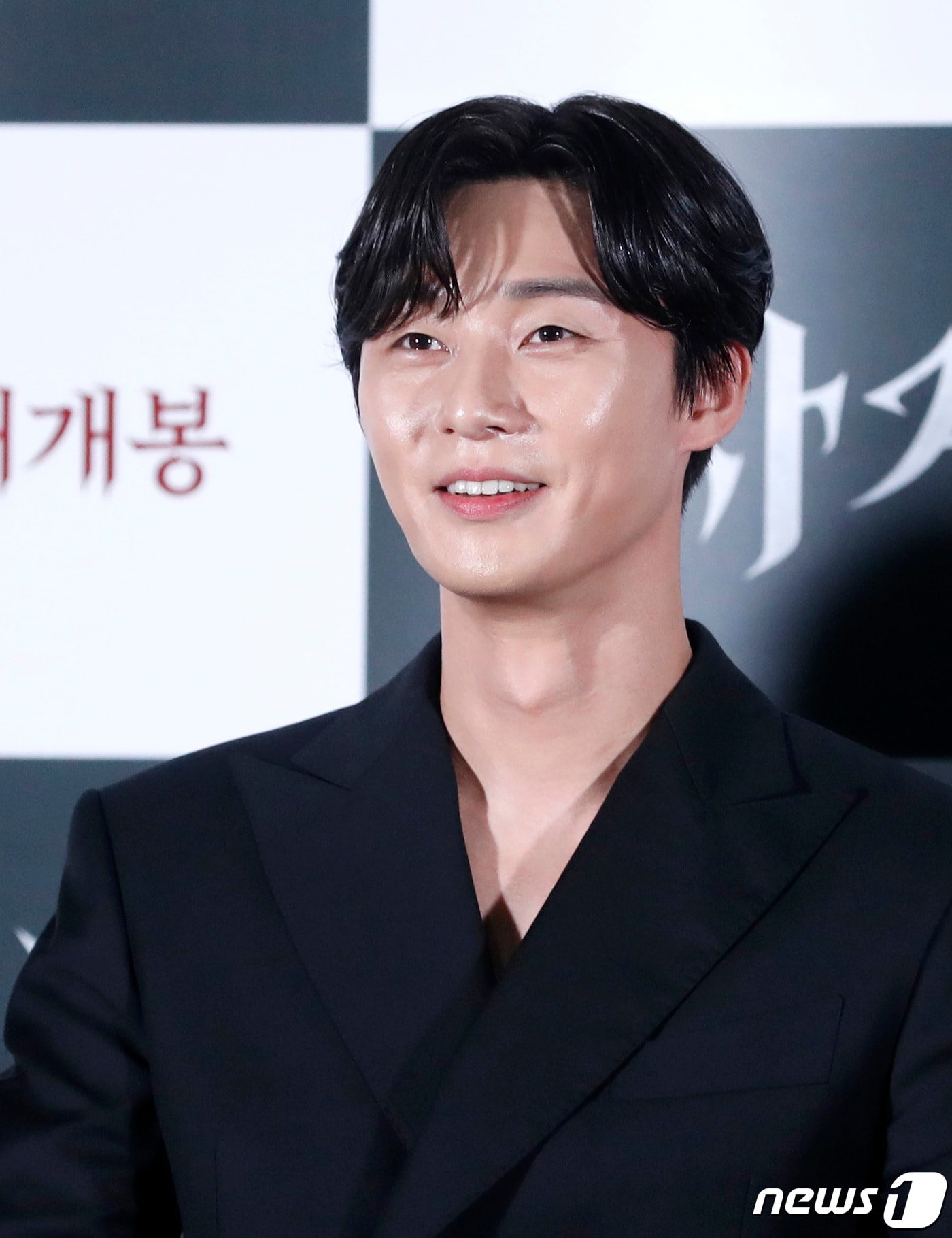 배우 박서준이 22일 오후 서울 광진구 건대 롯데시네마에서 영화 '사자' 언론시사회에 참석해 미소를 짓고 있다. '사자'는 세상에 불신만 남은 격투기 챔피언 용후가 바티칸에서 온 구마사제 안신부를 만나 세상을 혼란에 빠뜨리는 악의 배후이자 검은 주교 지신에 맞서는 이야기를 그린 작품이다. 2019.7.22/뉴스1 ⓒ News1 권현진 기자