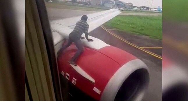 비행기 날개 위에 올라탄 남성 - 유튜브 화면 갈무리