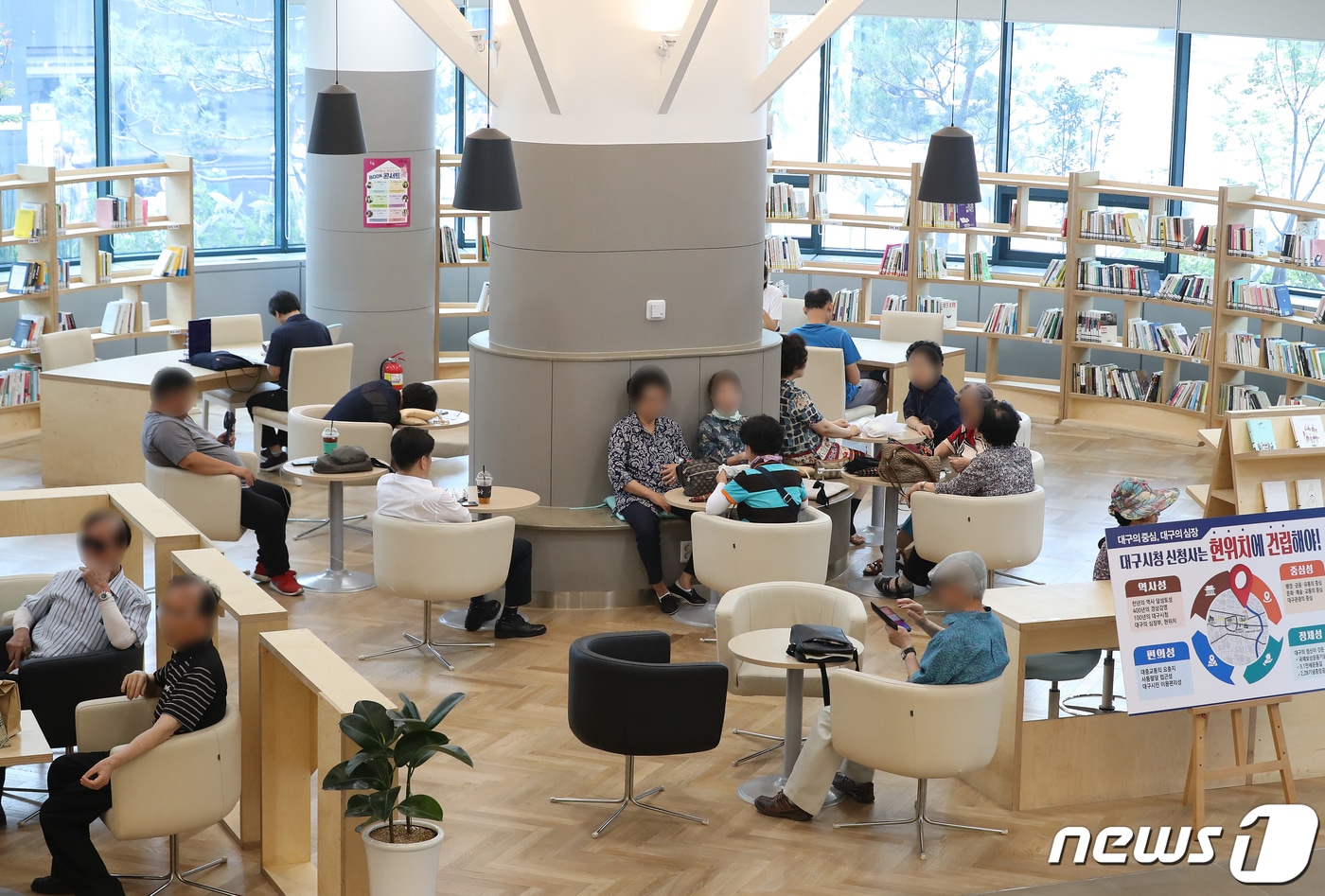 대구 중구청 1층 북카페에서 시민들이 더위를 피해 휴식하고 있다. 2019.7.24 ⓒ 뉴스1 공정식 기자