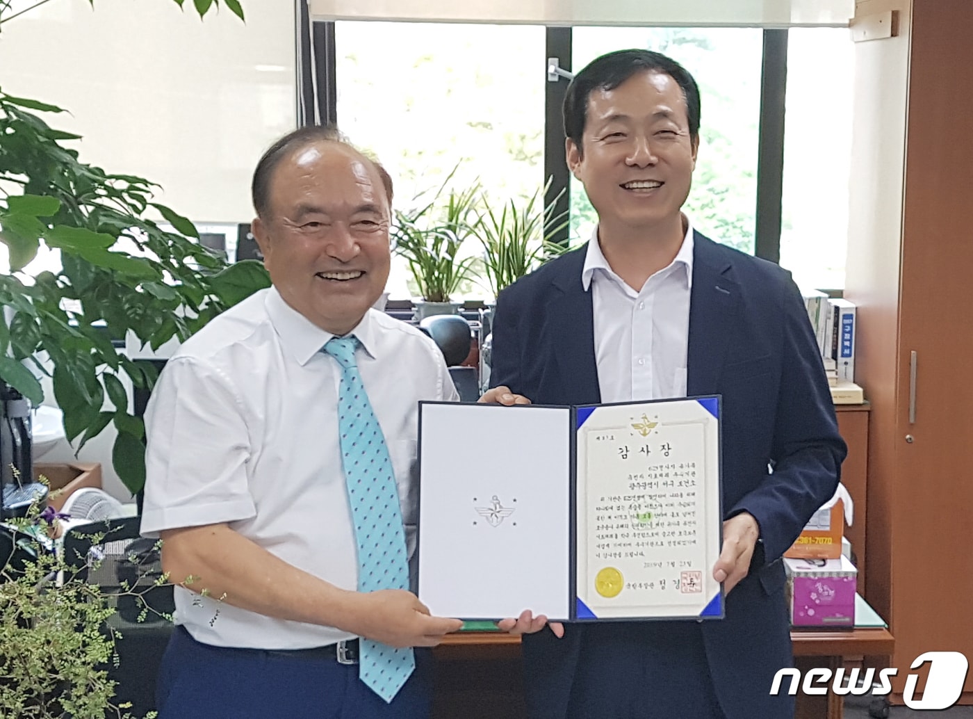 광주 서구가 국방부가 선정한 '2018년 625 전사자 유가족 유전자 시료채취 우수 지자체'에 선정돼 서구 관계자가 감사장을 받은 후 기념사진을 찍고 있다.(광주서구청 제공)2019.7.24 /뉴스1 ⓒ News1
