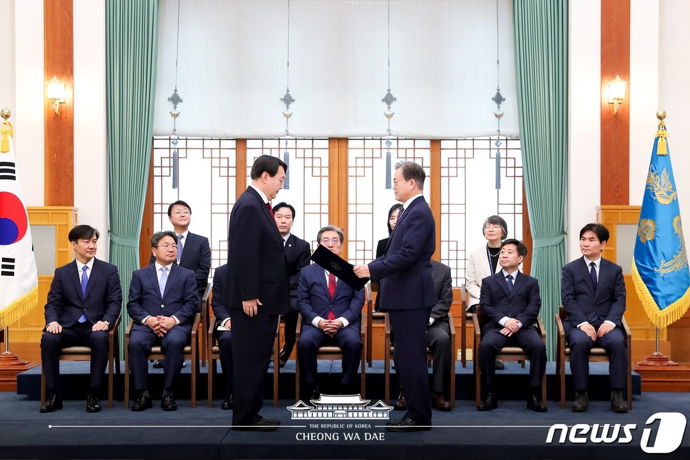 2019년 7월 25일 문재인 대통령이 청와대에서 윤석열 신임 검찰총장에게 임명장을 수여하고 있다. 앞줄 맨 왼쪽은 조국 민정수석. (청와대 페이스북) 2019.7.25 ⓒ 뉴스1