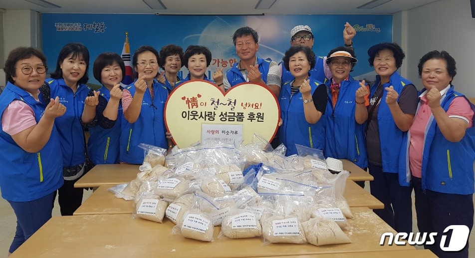 26일 경북 포항시 남구 제철동행정복지센터 지역사회보장협의체 회원들은 26일 관내 취약계층 60여 가구에 사랑의 미숫가루를 전달했다고 밝혔다.(포항시제공) 2019.7.26/ⓒ 뉴스1