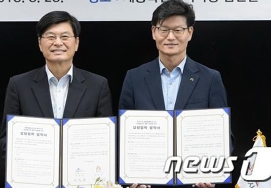 이춘희(왼쪽) 세종시장과 김정섭 공주시장이 상생협력 위한 협약을 체결한 뒤 기념촬영을 하고 있다.ⓒ News1