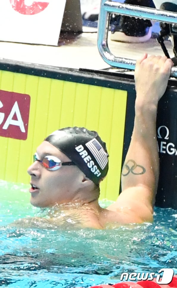 '차세대 수영황제' 미국의 카엘렙 드레셀이 26일 오후 광주 남부대학교 시립국제수영장에서 열린 2019 광주세계수영선수권대회 경영 남자 접영 100m에서 49초50으로 가장 먼저 터치패드를 찍은 뒤 전광판의 기록을 확인하고 있다. 드레셀은 마이클 펠프스가 2009년 세운 종전 세계최고기록 49초82를 0.32초 앞당겼다. 2019.7.26/뉴스1 ⓒ News1 한산 기자