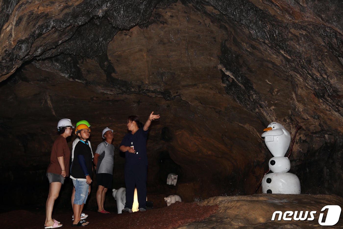 여름 휴가철을 맞아 28일 강원도 평창군 대화면에서 열린 2019평창더위사냥축제를 찾은 관광객들이 축제 기간에만 개방하는 광천선굴을 관람하고 있다.2019.7.28/뉴스1 ⓒ News1 권혜민 기자