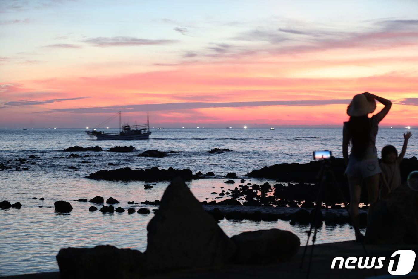 제주시 조천읍 관곶에서 관광객들이 노을을 바라보고 있다.2019.7.28/뉴스1 ⓒ News1 강승남 기자