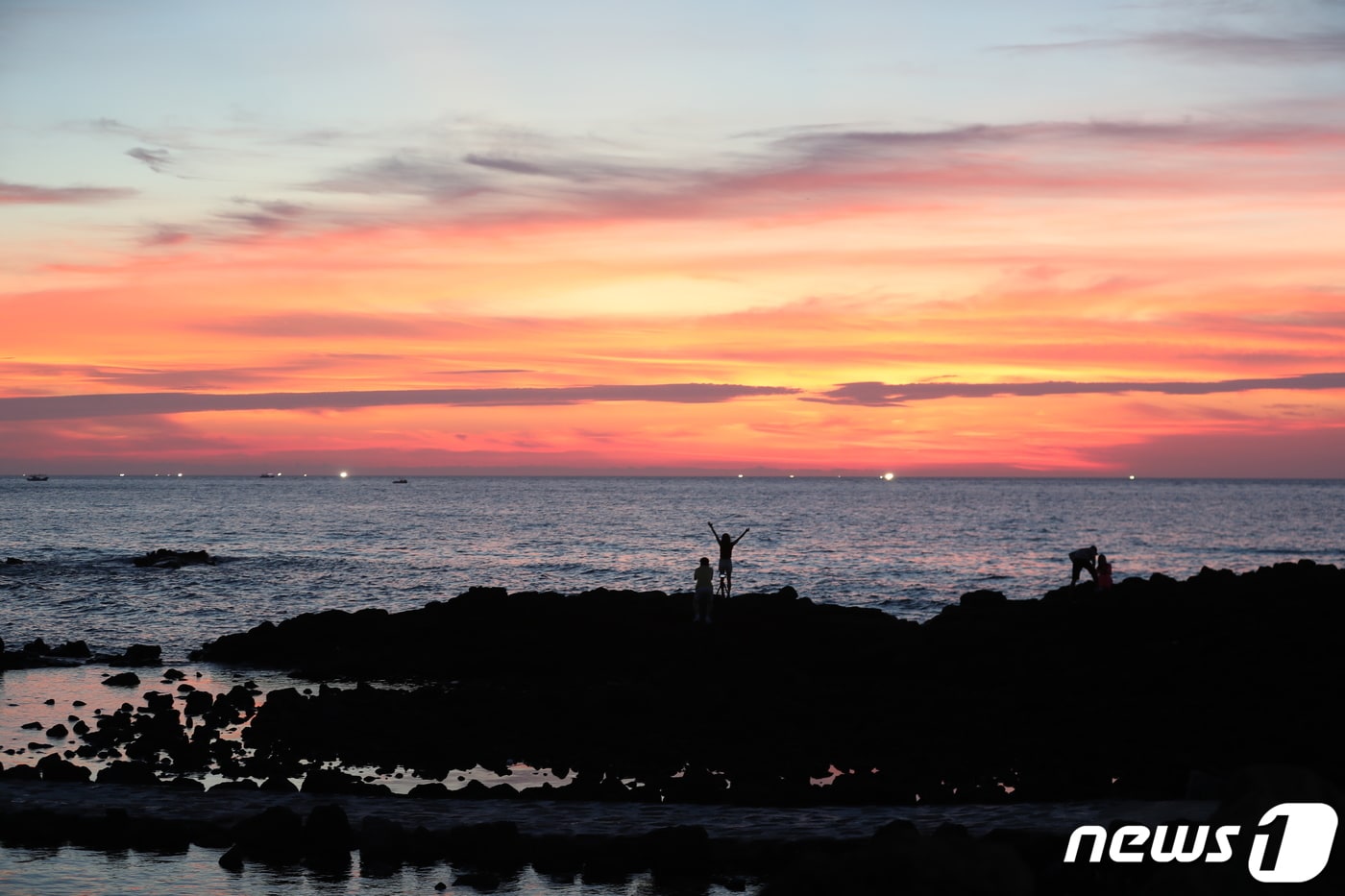 28일 오후 제주시 조천해안도로 관곶에서 관광객들이 노을을 바라보고 있다.2019.7.28/뉴스1 ⓒ News1 강승남 기자