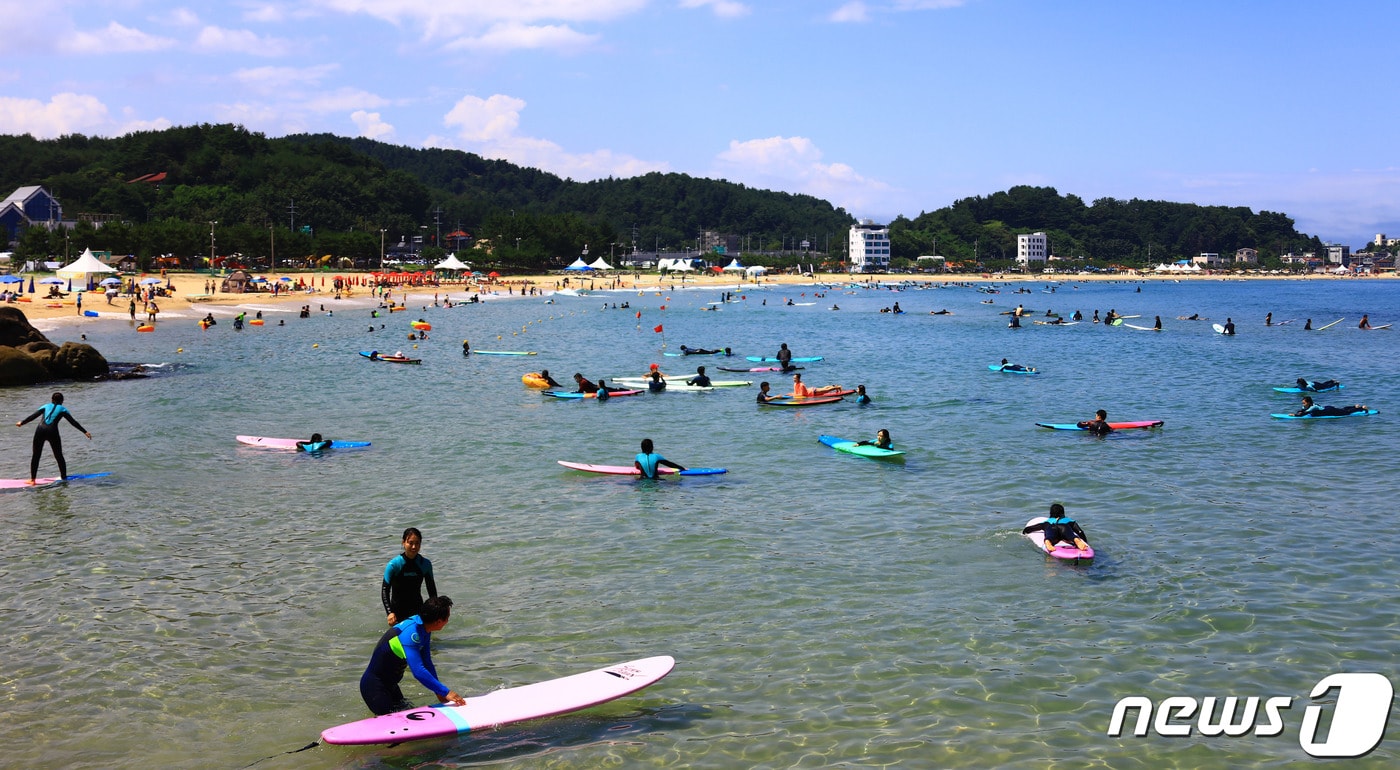 강원도 양양군 죽도해수욕장을 찾은 서퍼들이 서핑을 즐기고 있다. &#40;양양군 제공&#41; 2019.7.28/뉴스1 ⓒ News1 고재교 기자