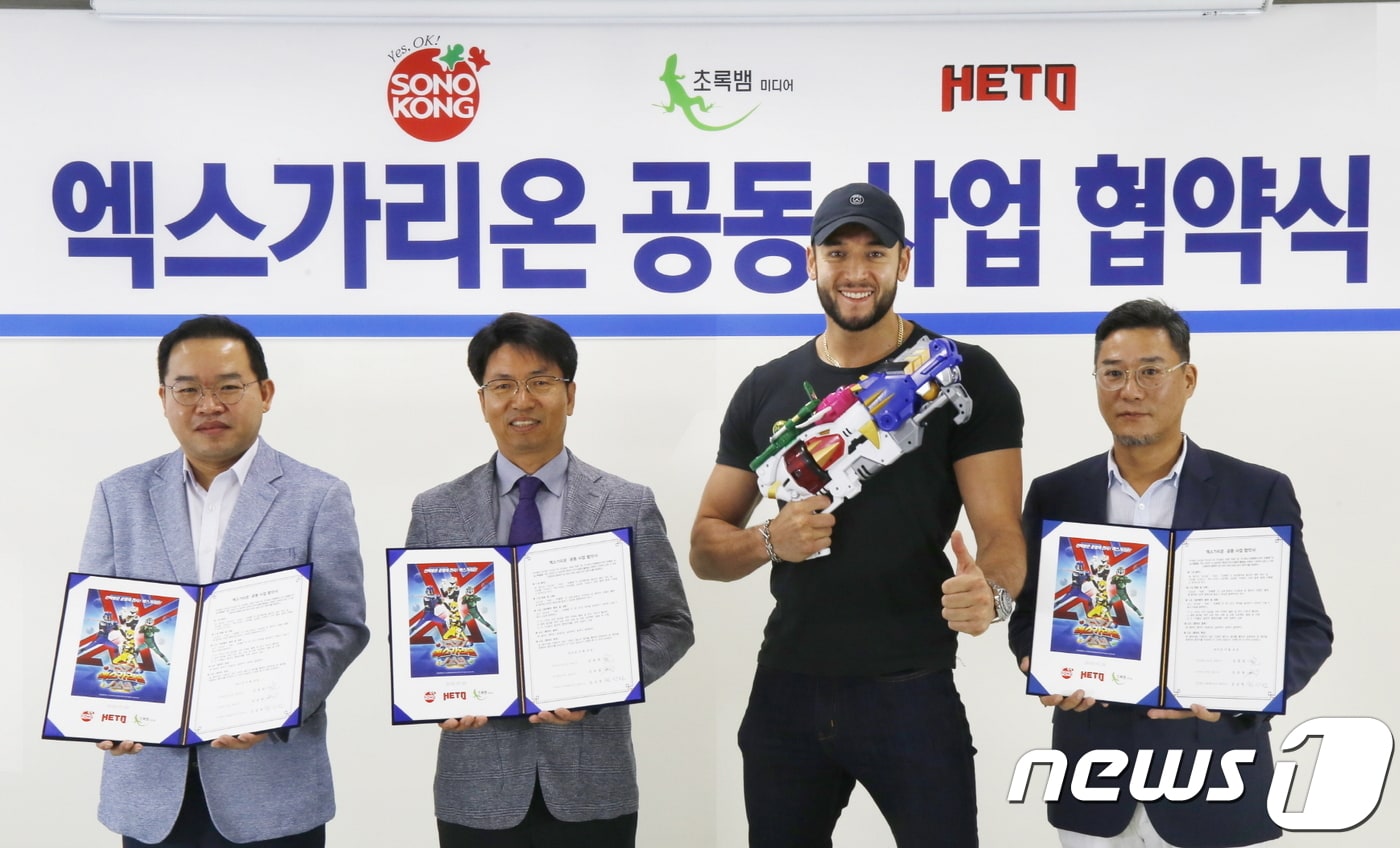 손오공은 29일 경기도 부천시 본사에서 초록미디어, 히토와 어린이 TV드라마 '엑스가리온 공동사업 업무협약(MOU)'을 체결했다고 밝혔다. (왼쪽부터) 김종철 히토 대표이사, 김종완 손오공 대표이사, 엑스가리온 주인공 배우 줄리엔강, 김상헌 초록뱀미디어 대표이사(손오공 제공)ⓒ 뉴스1