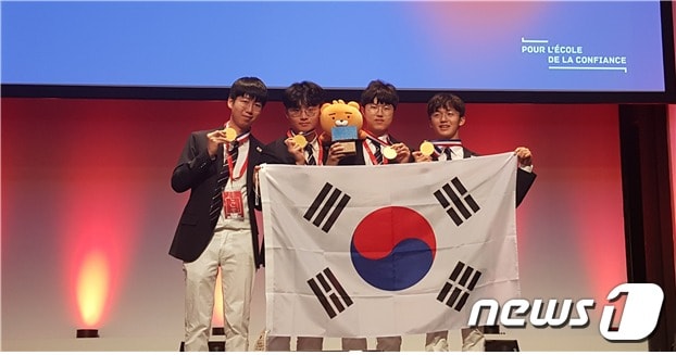 2019년 제51회 국제화학올림피아드 폐막식 직후 한국 대표학생들 모습 (왼쪽부터 최일규(서울과학고), 김지우(서울과학고), 최혁규(경기과학고), 홍주한(서울과학고))ⓒ 뉴스1