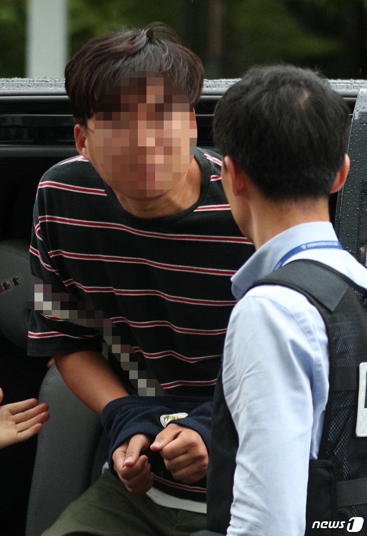 윤소하 정의당 원내대표 의원실에 협박 소포를 보낸 혐의를 받는 서울대학생진보연합(대진연) 소속 유모씨(35)가 31일 서울 양천구 남부지방법원에서 열린 구속 전 피의자심문(영장실질심사)에 출석하고 있다. 2019.7.31/뉴스1 ⓒ News1 성동훈 기자