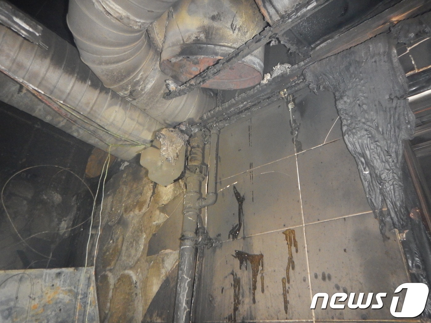 6일 새벽 불이 난 평택의 한 음식점 배기시설. /사진제공=평택소방서 ⓒ 뉴스1