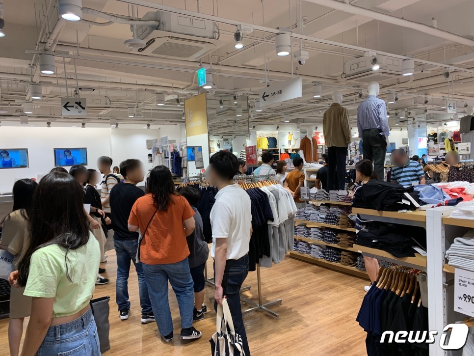 지난 6일 대구 동성로 일본 브랜드 의류 매장을 찾은 시민들이 옷을 고르고 있다. 2019.7.6/뉴스1ⓒ News1 윤주민 기자