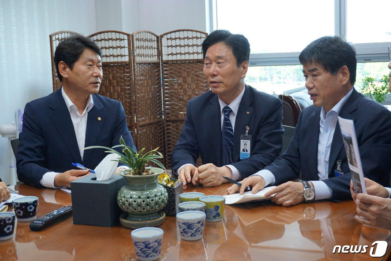 지난 8일 심기준 국회의원(좌)과 김상균 한국철도시설공단 이사장(가운데), 김광수 원주시부시장이 강릉선 KTX 만종역 주차난 해결을 위한 면담을 하고 있다.(심기준 의원실 제공).2019.7.9 ⓒ 뉴스1